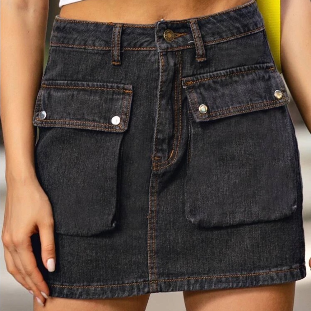 Black pocket denim skirt